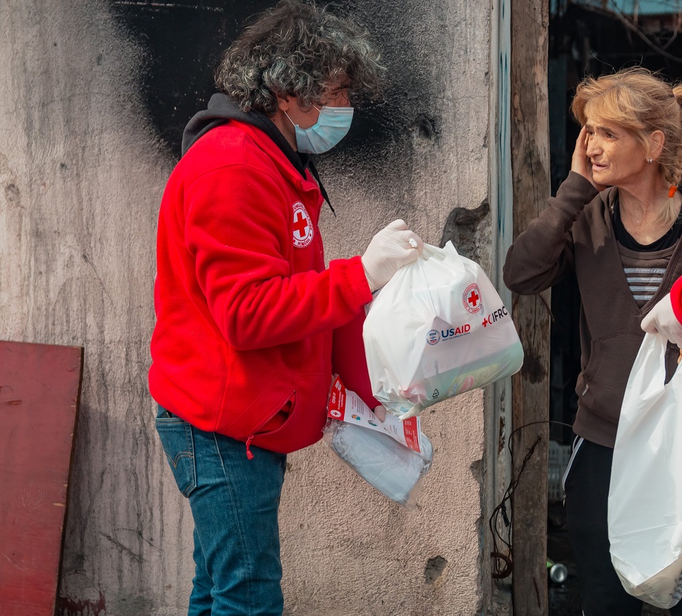 CAMPANIE DE INFORMARE: Peste 35% dintre românii la care au ajuns voluntarii organizației Crucea Roșie România cred că noul virus nu există. Tot atâția spun că e o gripă care poate fi tratată acasă