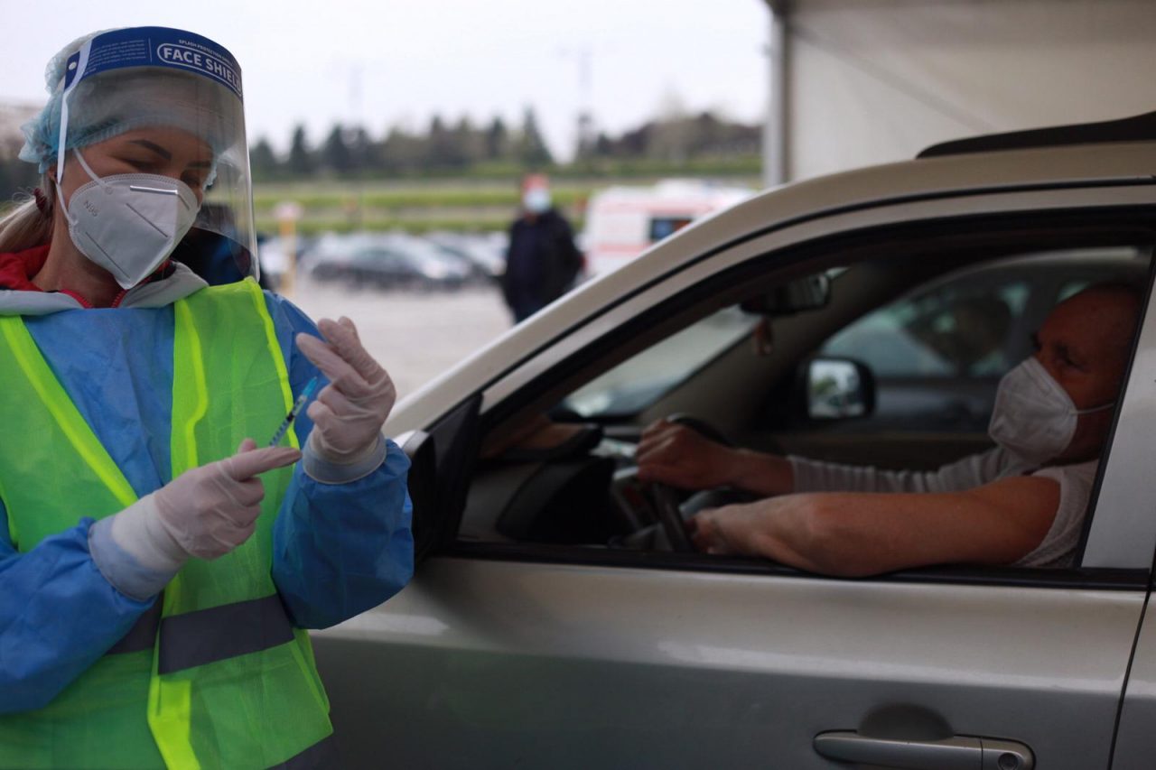 Peste 1.000 de persoane s-au vaccinat la centrul drive-thru din Piaţa Constituţiei, marți, în a treia zi de Paște. Este un record!