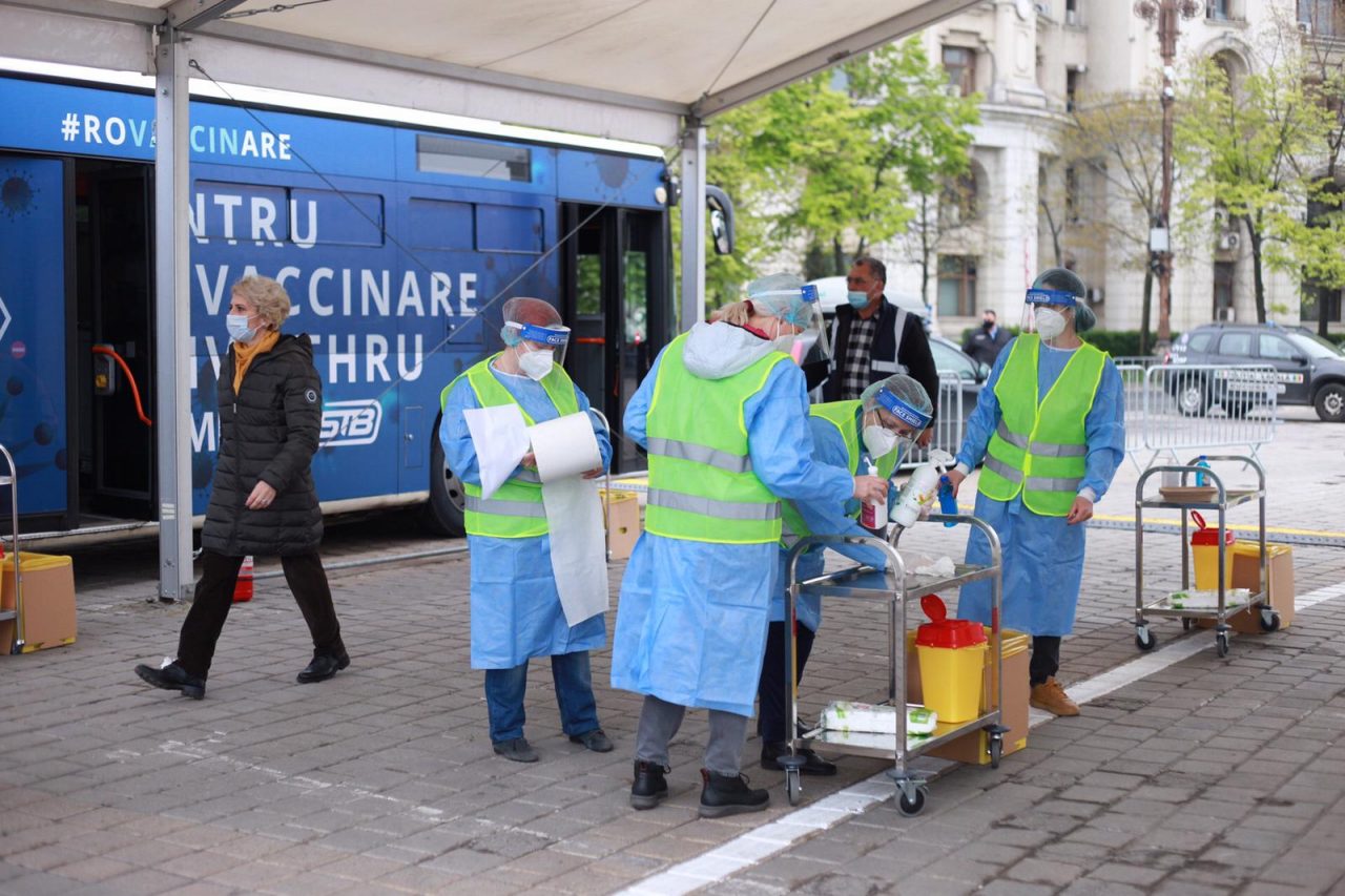 Bilete gratuite la teatru, muzee sau circ pentru persoanele care se vaccinează la centrul drive-thru din Piața Constituției, în data de 1 iunie