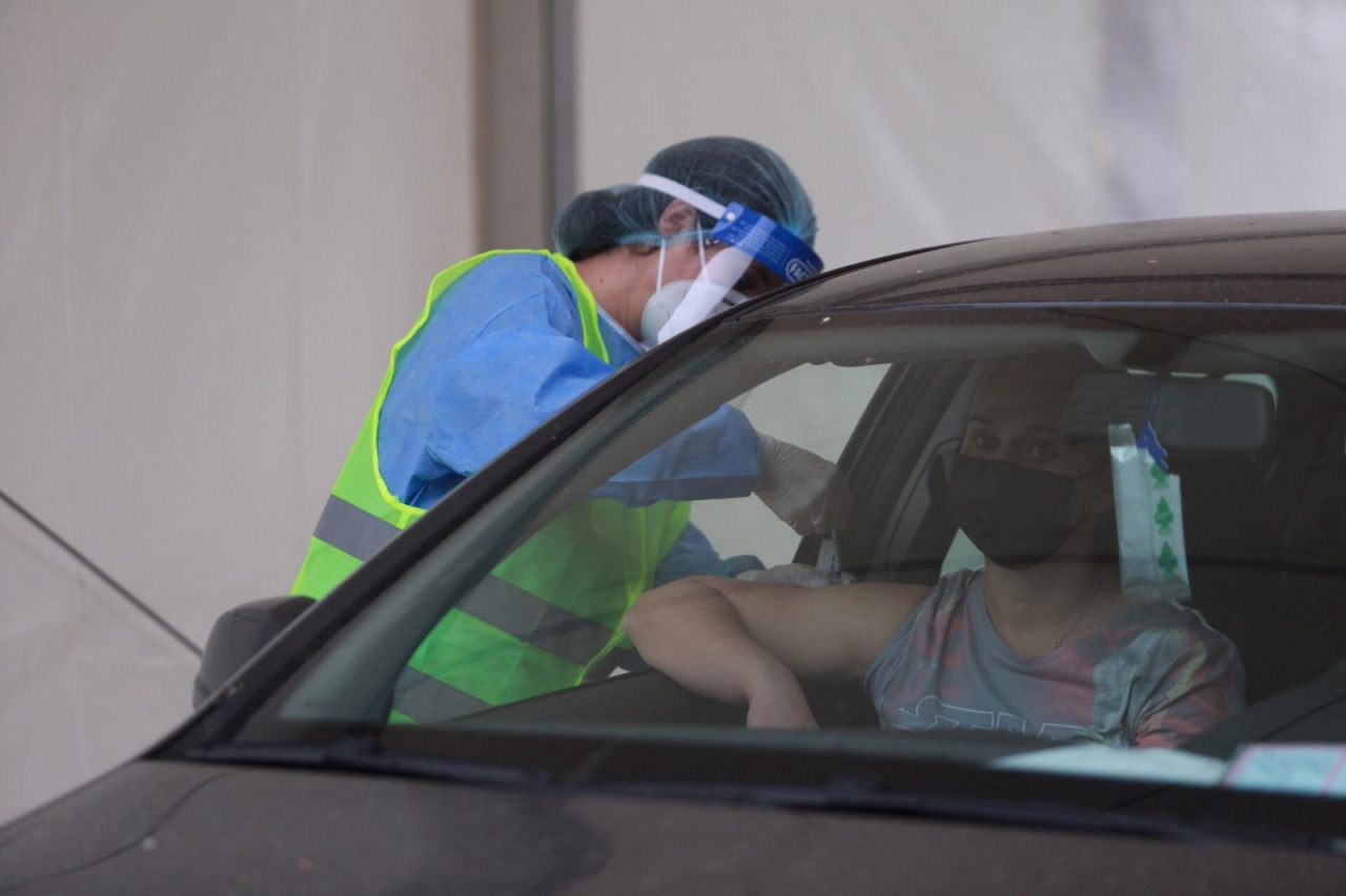 8 ȘTIRI DE LA ORA 8. Centrul de vaccinare drive-thru din Piața Constituției are succes. Au fost imunizate peste 700 de persoane, doar în prima zi de funcționare