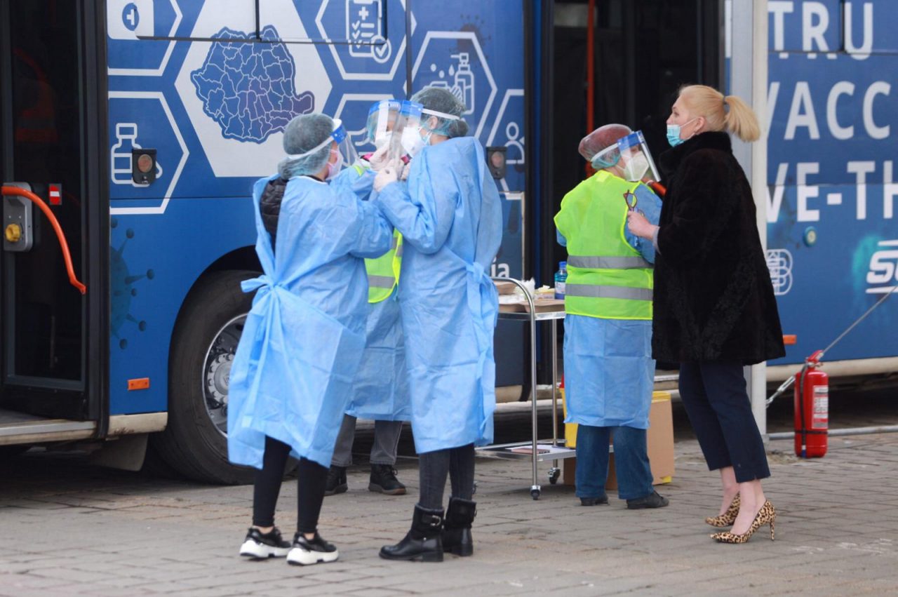 VIDEO| Descinderi la un centru de vaccinare din Sectorul 2. Angajați ar Primărei, acuzați că ar fi falsificat 200 de certificate de imunizare