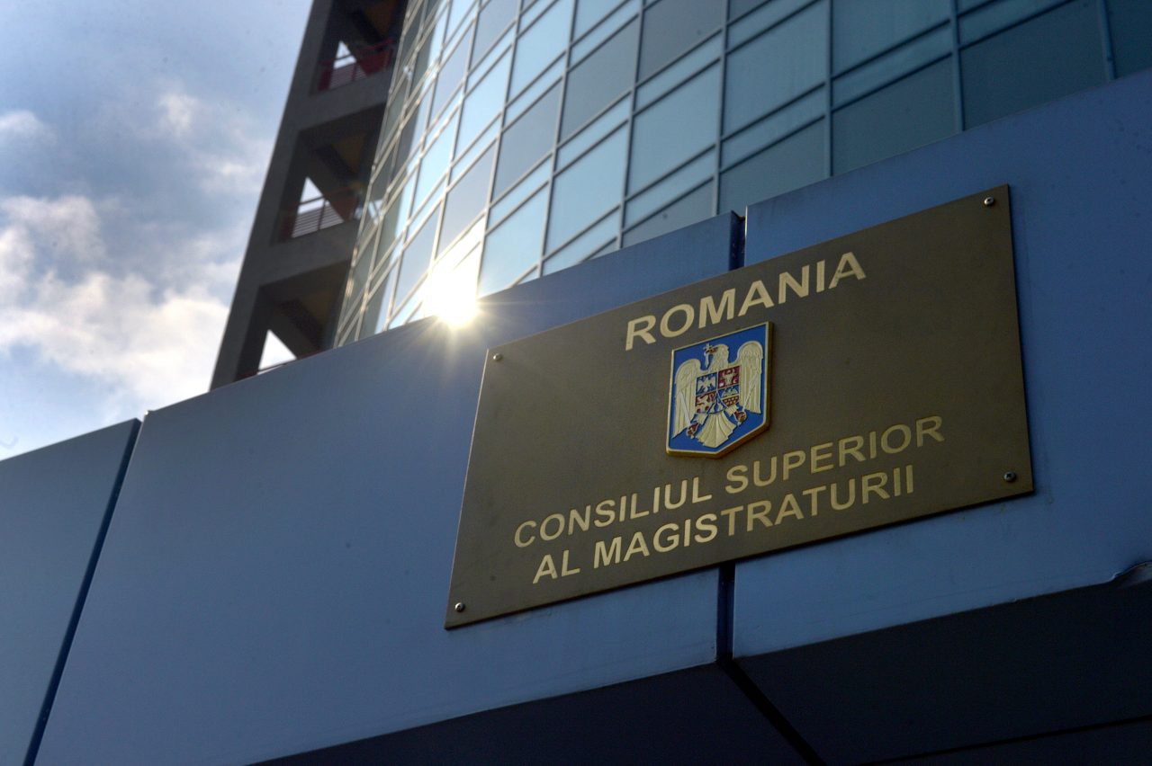 Trei asociații de procurori și judecători protesteză împotriva majorării taxei de înscriere la admiterea în magistratură de la 650 de lei la 1400 lei