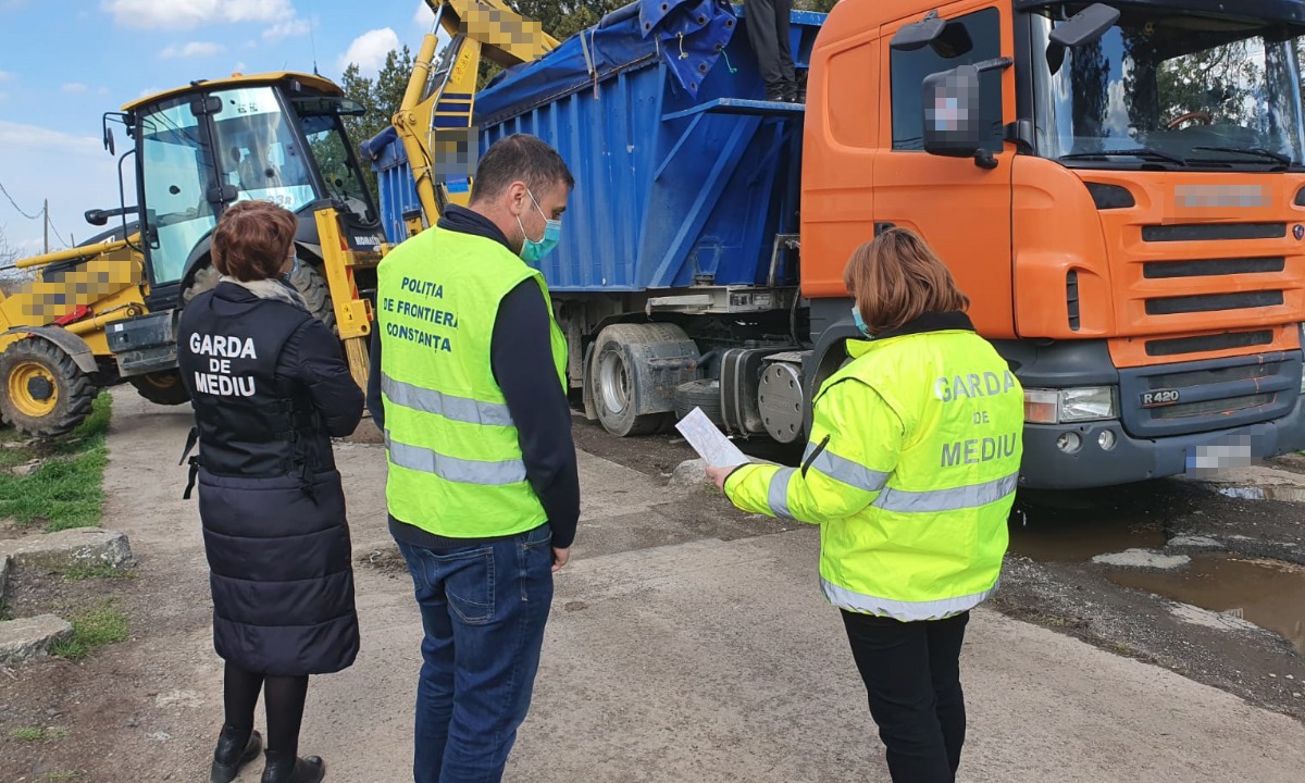 Zeci de mii de kilograme de deșeuri de sticlă spartă, descoperite la Vama Negru Vodă într-un camion care venea din Bulgaria (VIDEO)