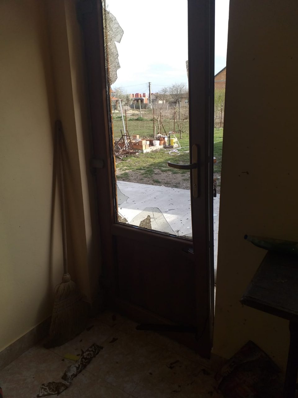 Un bărbat din Arad a ajuns la spital, după ce a verificat o butelie cu un chibrit aprins