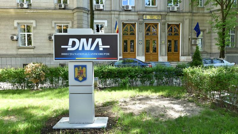 UPDATE | Percheziții la Direcția de Permise Ilfov. Sunt vizate fapte de luare de mită. Funcționari și instructori auto sub lupa DNA