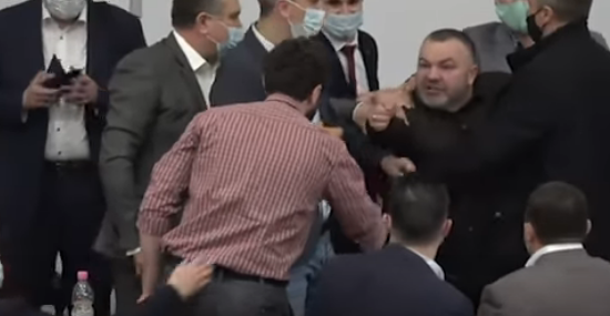 VIDEO – Scandal și îmbrânceli cu pumnii în Consiliul Municipal din Chișinău. „Poliția, poliția, chemați vă rog poliția!”