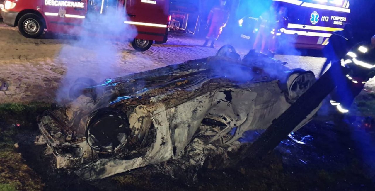 O mașină a luat foc, în județul Caraș-Severin. Pompierii au găsit în interior o persoană carbonizată