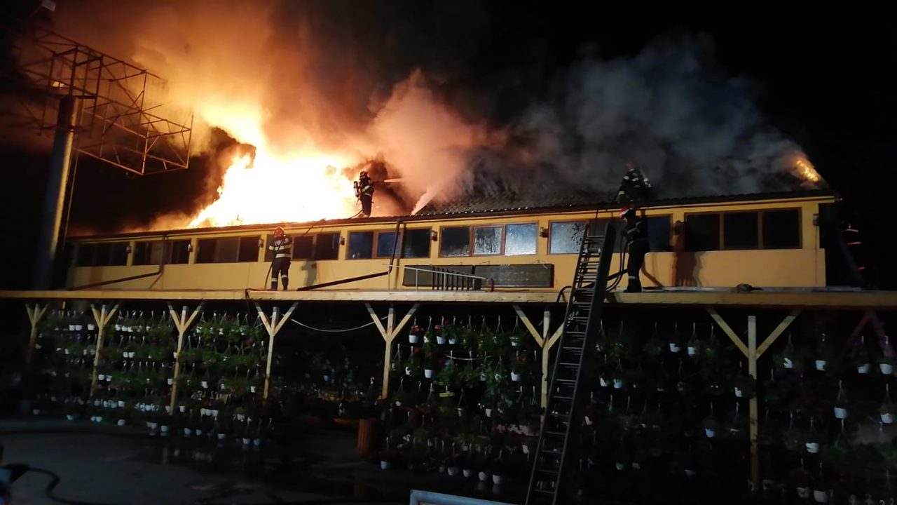 Incendiu puternic la un motel din județul Buzău. Au ars mansarda și acoperișul clădirii