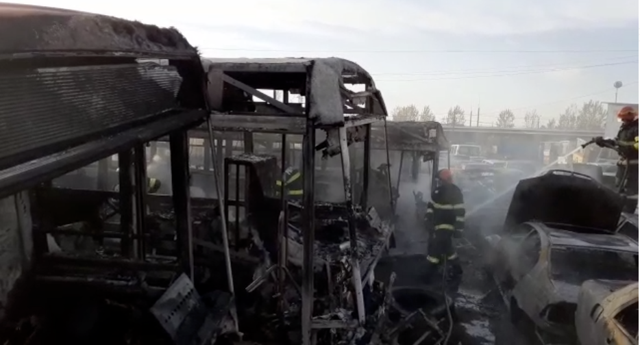 VIDEO. Incendiu puternic în curtea Regiei de Transport Craiova, au ars patru autobuze dezafectate și mai multe mașini. De la ce a pornit focul