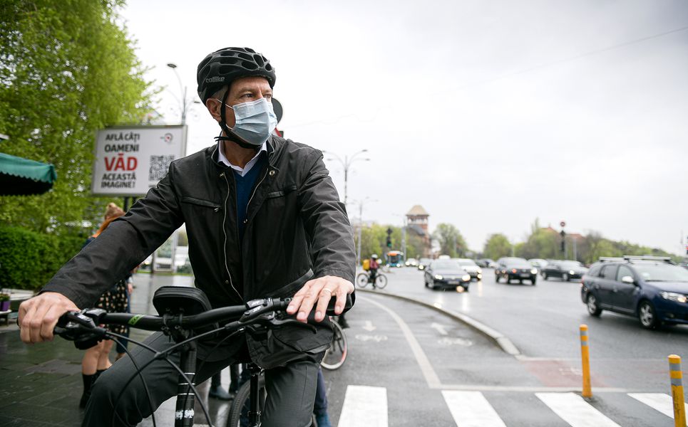 Cât costă bicicleta lui Klaus Iohannis. A fost adusă din Germania (FOTO & VIDEO)