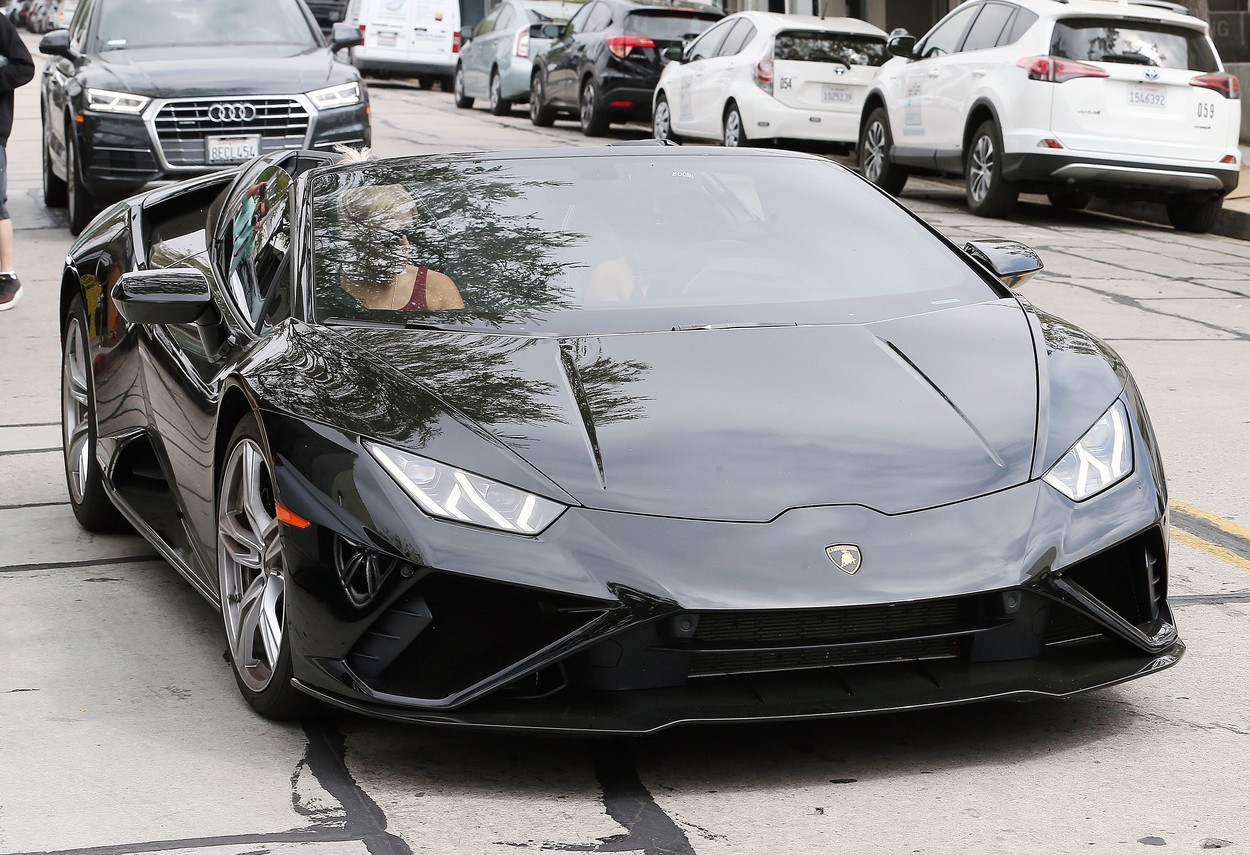 Actrița Vanessa Hudgens, surprinsă în timp ce se plimba într-un Lamborghini decapotabil. Cât costă mașina