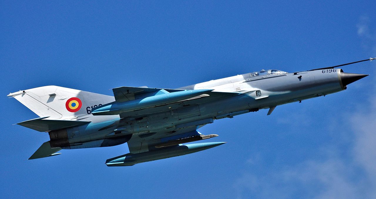 Avion militar MiG-21, prăbușit lângă Reghin! Pilotul a reușit să se catapulteze!