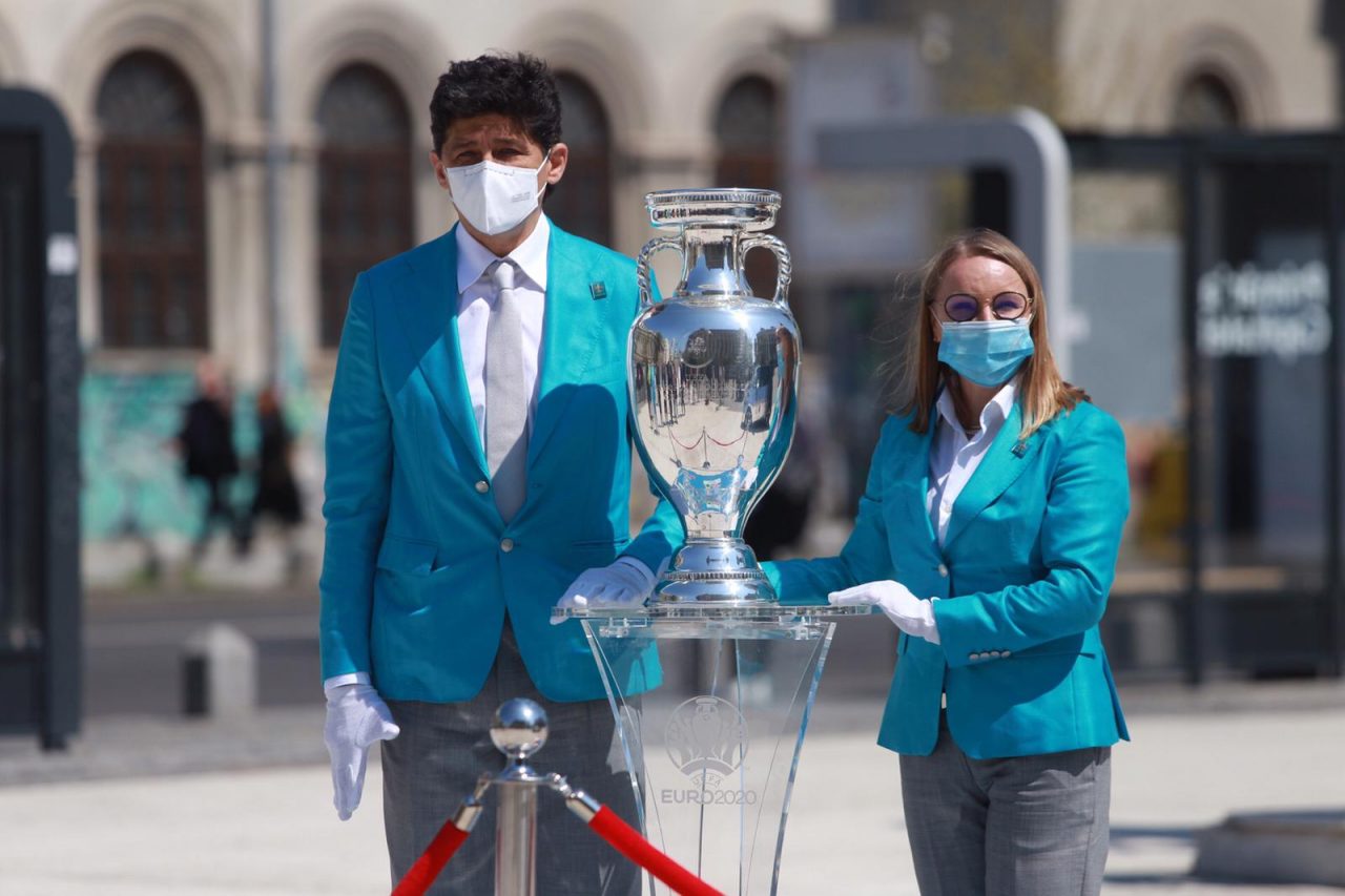 LIVE UPDATE | Trofeul UEFA EURO 2020 a ajuns la București! Primarul Capitalei, Nicușor Dan: „E pentru prima oară, după mai bine de un an, când avem evenimente sportive cu public” / Gheorghe Popescu: „Este o mare onoare!” (FOTO)