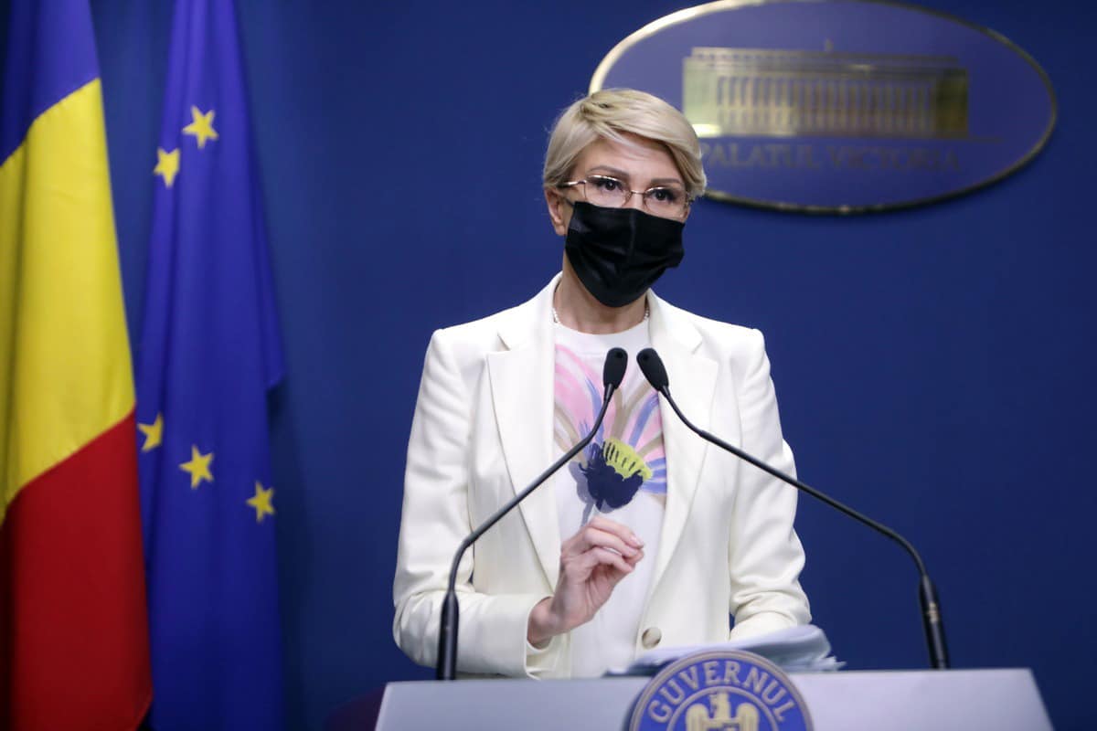 Raluca Turcan: Numărul contractelor noi de muncă a crescut cu peste 107.000 în pandemie. Câți salariați activi au fost înregistrați în primele trei luni și jumătate din 2021