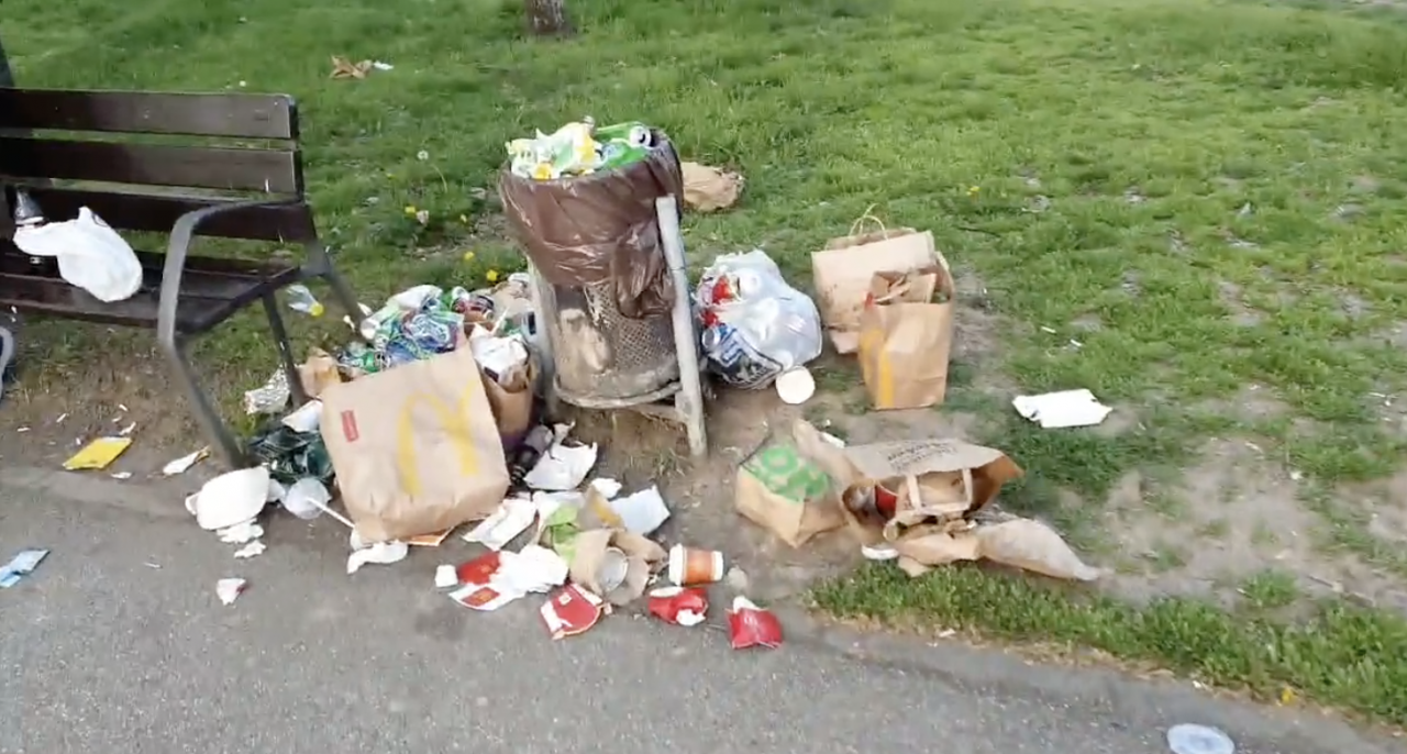 Grămezi de gunoaie în Parcul Unirii. Șeful Gărzii de Mediu anunță amenzi: ”O bătaie de joc, un dezastru se numeşte curăţenia în mijlocul Bucureştiului”