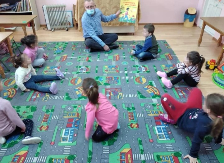 Lupul paznic la oi! Un fost primar condamnat pentru pornografie infantilă le citește povești copiilor de grădiniță