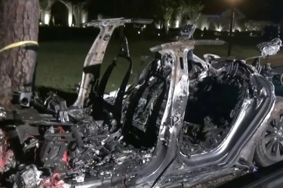 Doi oameni au murit într-un accident cu o mașină electrică Tesla. Unul se afla pe locul pasagerului din dreapta, altul pe bancheta din spate!