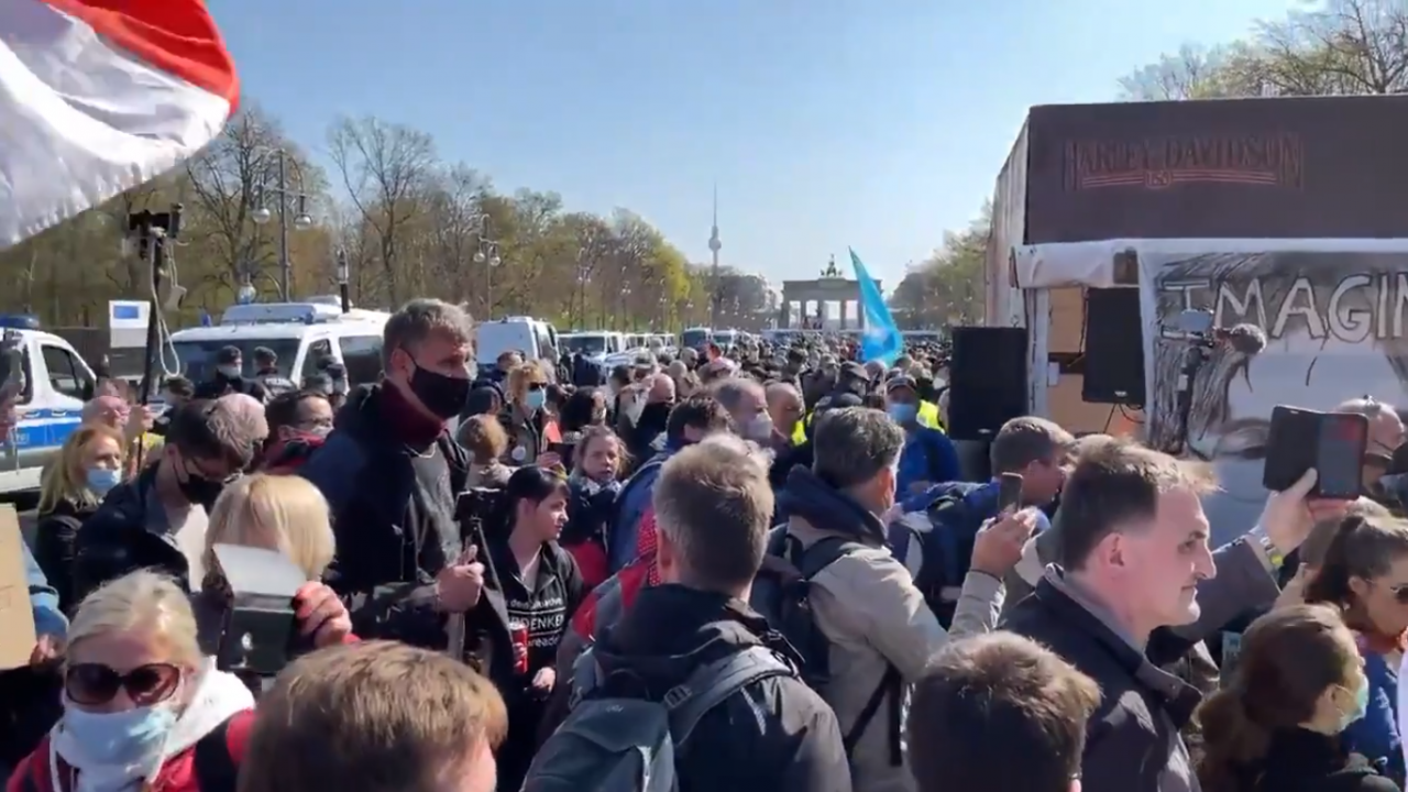 Mii de oameni protestează în Berlin faţă de restricţiile antiepidemice. Peste 40 de persoane au fost reținute: „Pace, libertate, fără dictatură!”