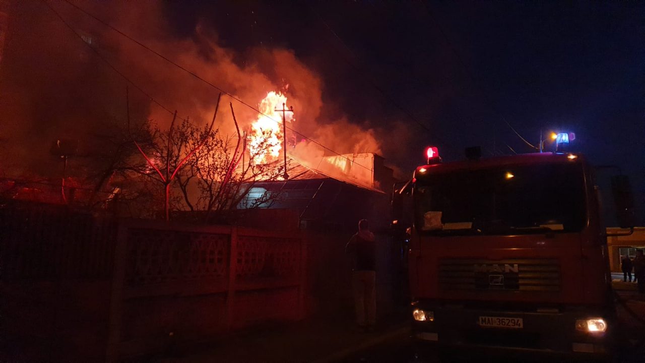 Incendiu într-o casă din comuna vrânceană Gologanu. Pompierii au găsit în interior trei trupuri carbonizate