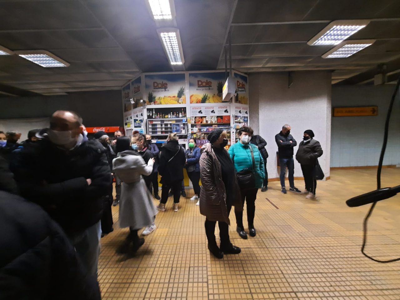 FOTO&VIDEO – Demolări cu scandal și acuzații la metrou. Comercianții de la stația Ștefan cel Mare se ceartă cu primarul: ”Dați afară 1.600 de oameni pentru firme străine”