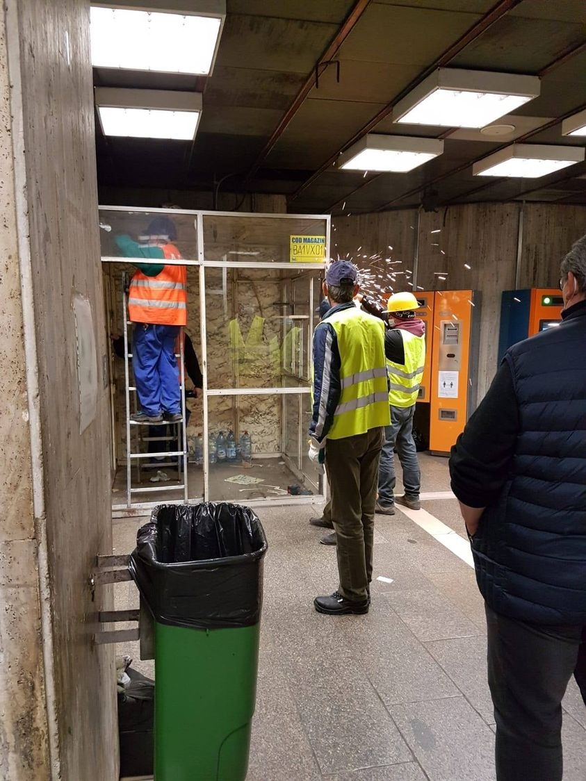 Opt angajați Metrorex au fost concediați, după ce în luna mai au împiedicat demolarea chioșcurilor din stația Grozăvești. „Au fost săvârșite abateri deosebit de grave”
