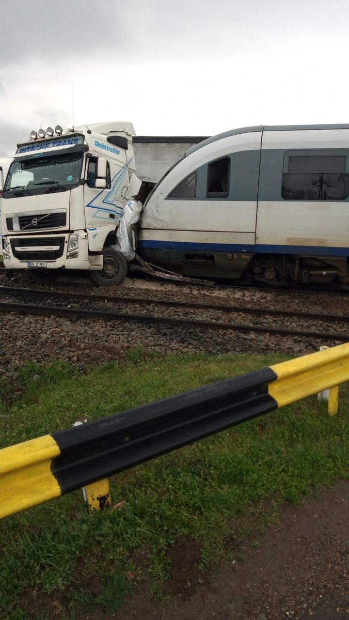 Accident feroviat în Vaslui. Un TIR a fost lovit de două trenuri (Galerie FOTO&VIDEO)