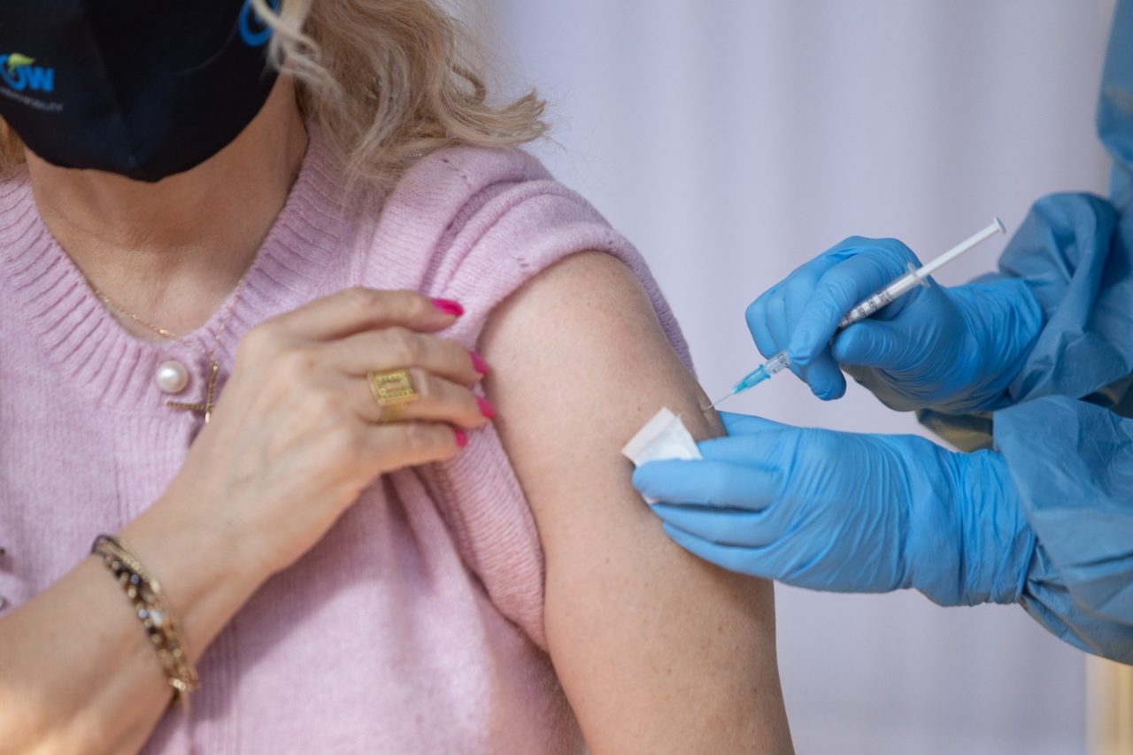 Ce se întâmplă cu cetățenii care s-au vaccinat anti-COVID-19 cu prima doză în străinătate. CNCAV: Pot face rapelul în România