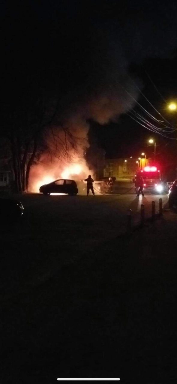 Maşină incendiată într-o parcare din Tulcea. Alte două autoturisme au fost afectate (VIDEO)