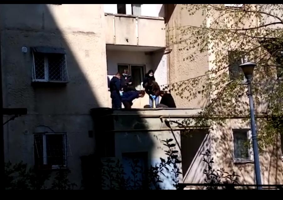 Sinucidere în Capitală: Un bătrân s-a aruncat de la etajul 8 al unui bloc din sectorul 4