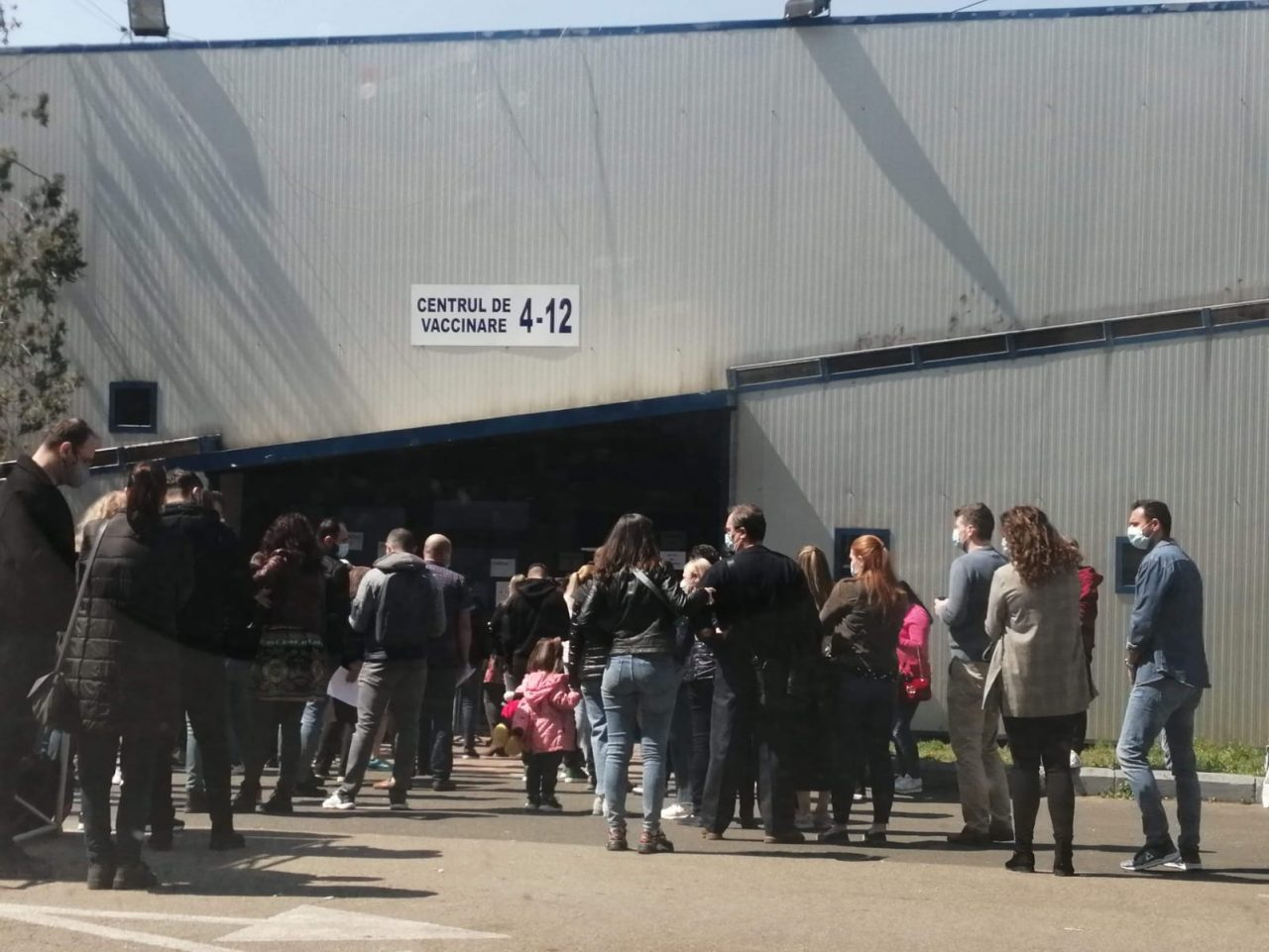 FOTO – Zeci de persoane așteaptă la coadă, fără a respecta distanțarea fizică, în curtea celui mai mare centru de vaccinare din București