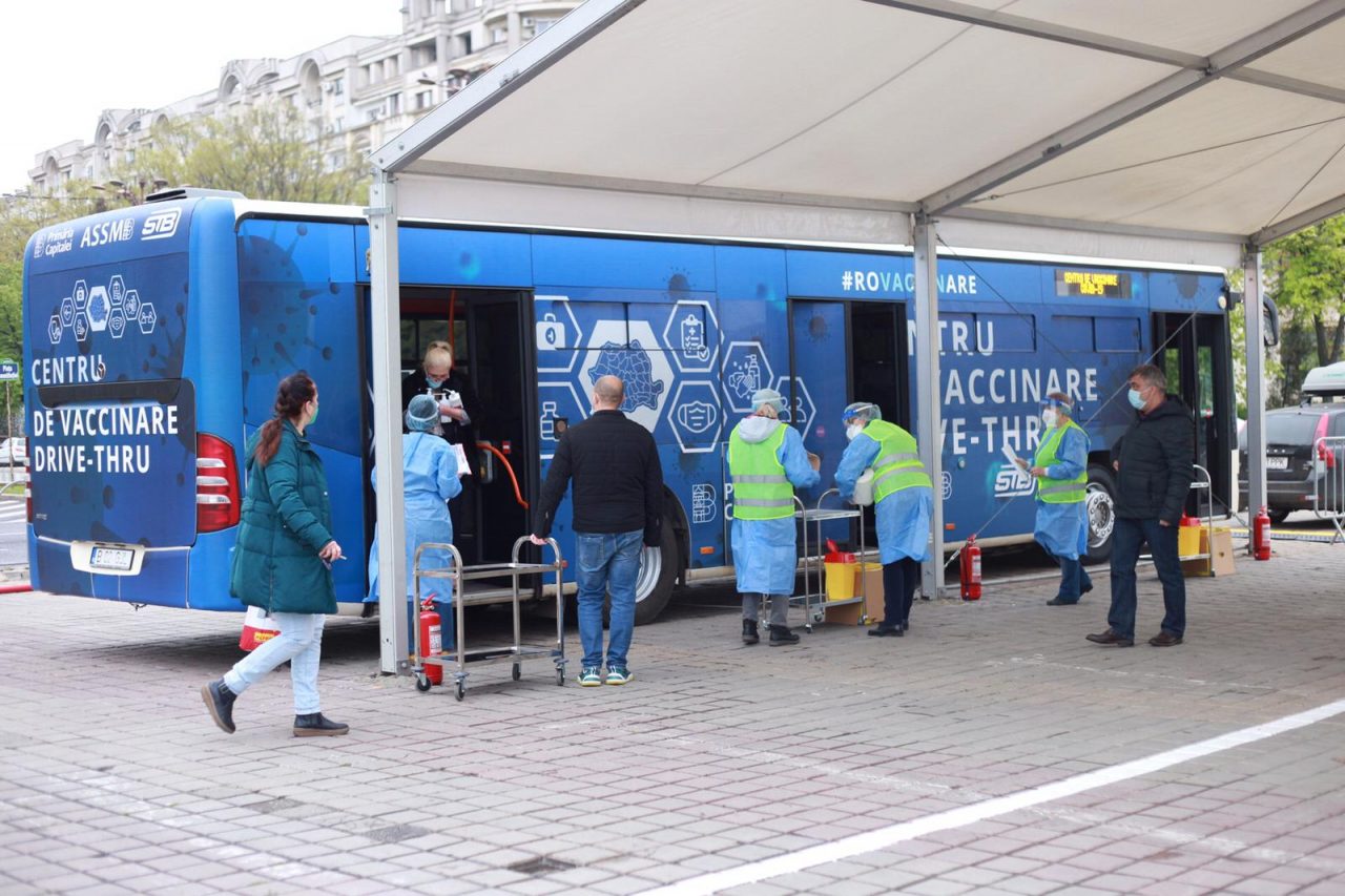 8 ȘTIRI DE LA ORA 8. A început vaccinarea drive-thru în Capitală