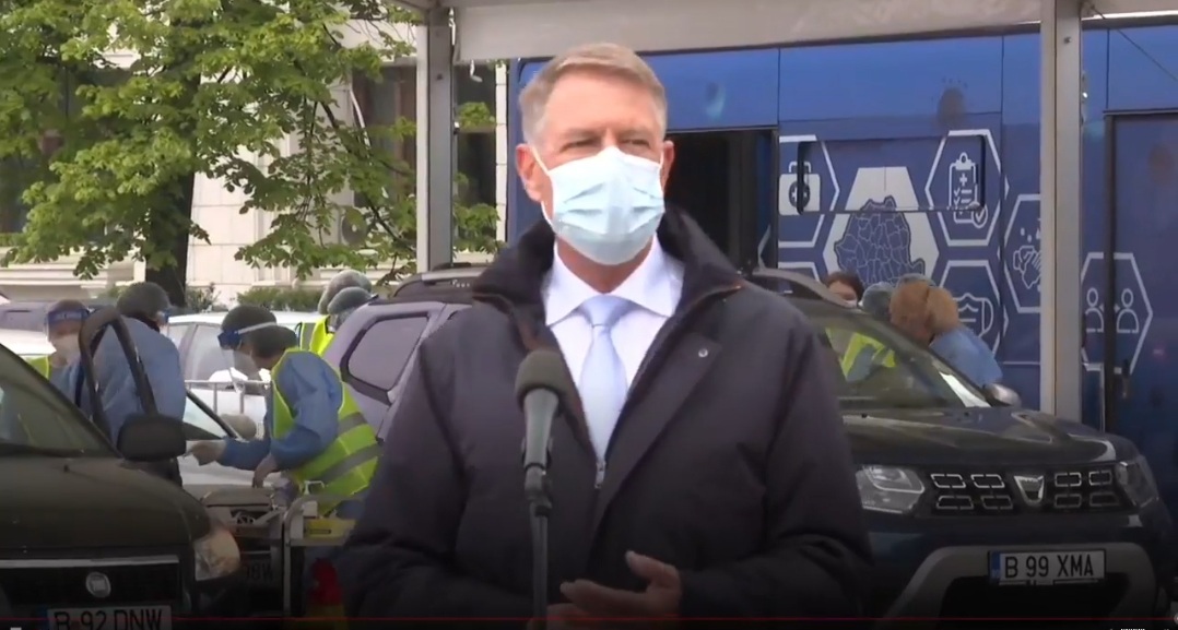 (VIDEO) Klaus Iohannis, în vizită la primul centru drive-thru din Capitală: „La aceste centre se poate prezenta oricine dorește, inclusiv românii din diaspora. Suntem într-o nouă fază a pandemiei”