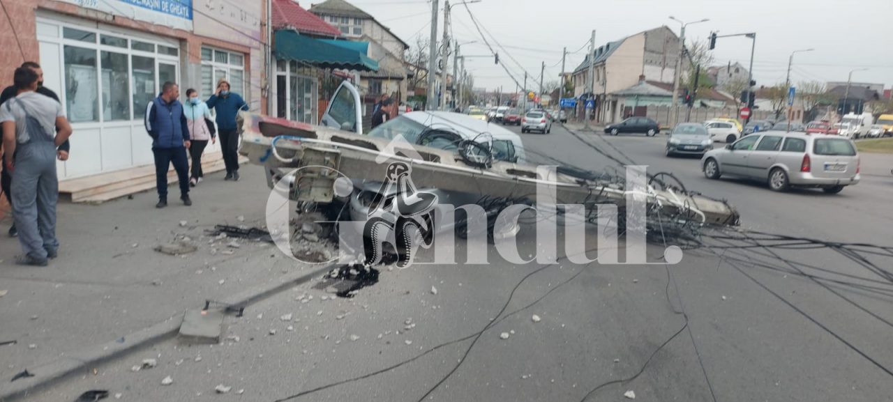 Accident la Craiova. Un șofer beat a dărâmat un stâlp de electricitate, care a căzut pe propria sa mașină | FOTO + VIDEO