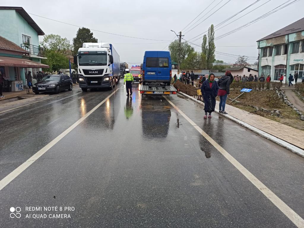 Accident în Dolj. Un tânăr de 21 de ani a intrat cu autoutilitara într-o mașină parcată. Două persoane au ajuns la spital (VIDEO)