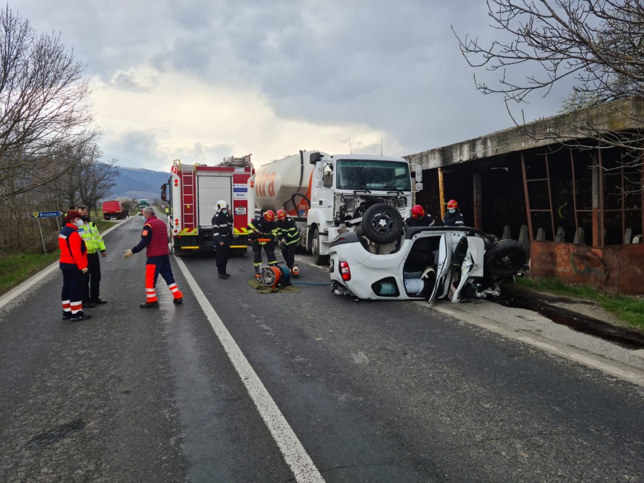 Două persoane au murit, după ce mașina în care se aflau a lovit un TIR pe un drum din județul Hunedoara