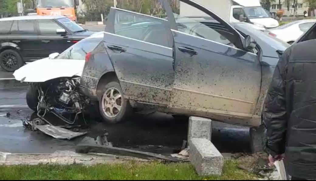 Grav accident rutier, într-o intersecție din sectorul 4. Patru persoane au fost rănite, iar un stâlp de electricitate a fost rupt (FOTO-VIDEO)