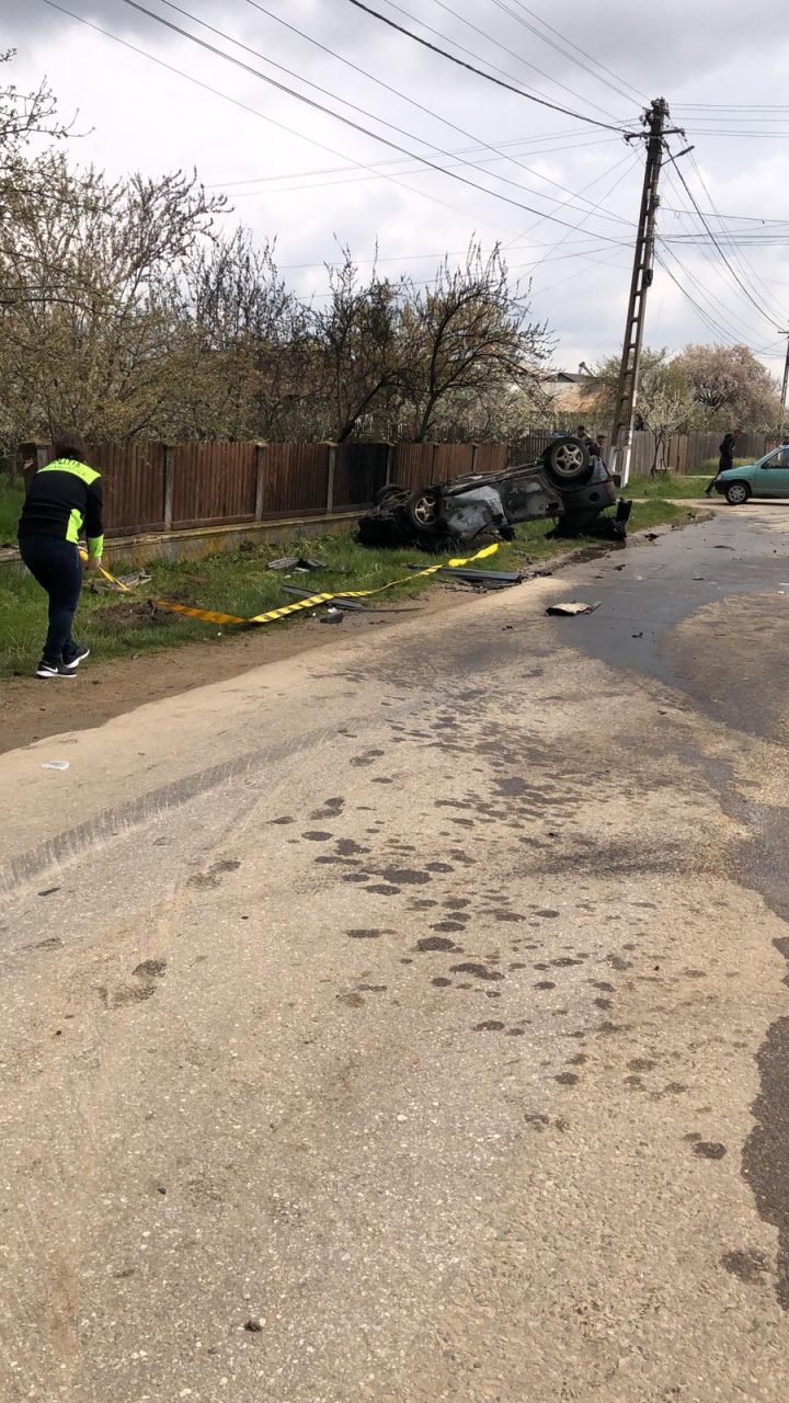 Accident în Argeș. Unul dintre autoturismele implicate a luat foc. Un adolescent a fost grav rănit