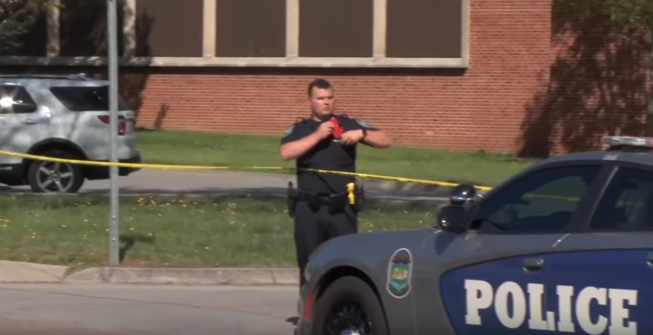 Atac armat la un liceu din Knoxville, Tennessee. Un elev a murit în urma schimbului de focuri cu poliția (VIDEO)