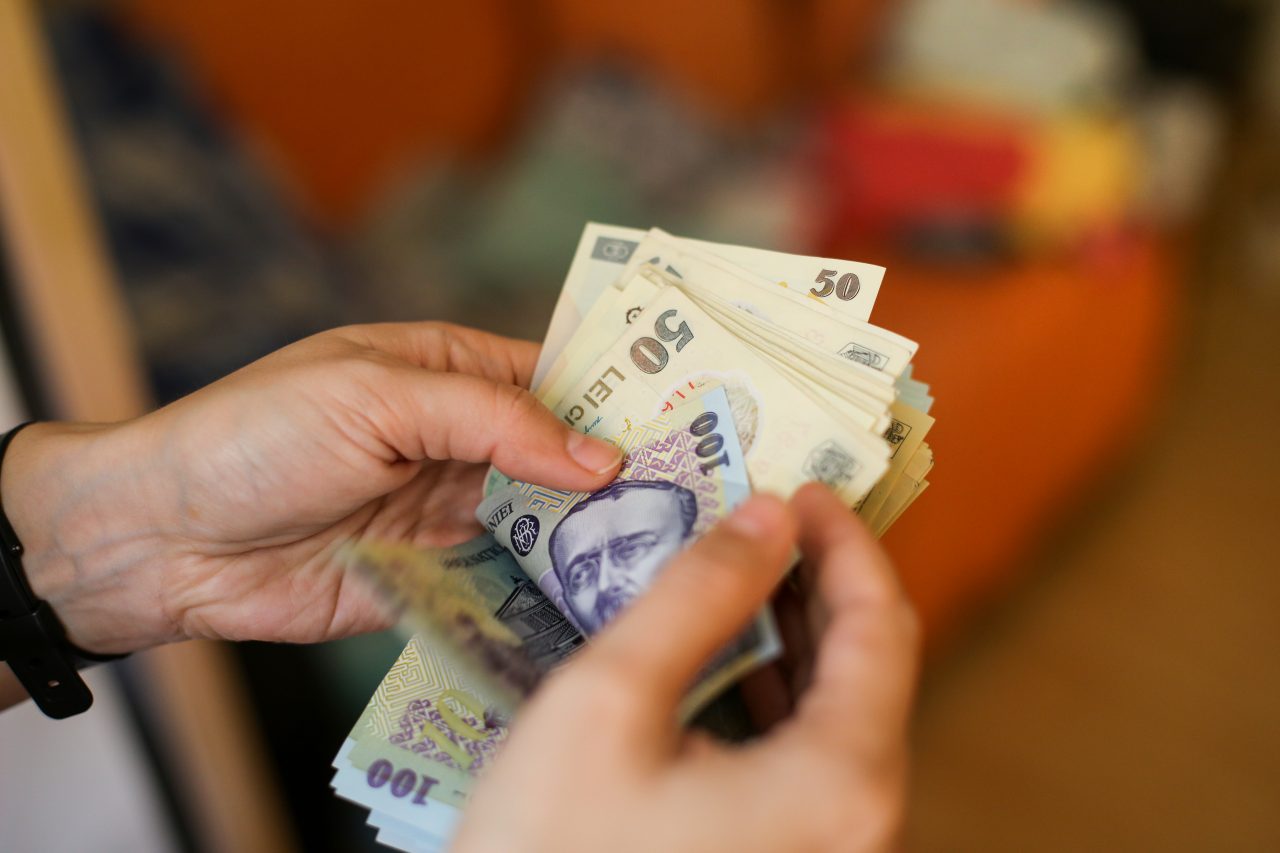 Câștigul salarial real a fost cu 8,4% mai mare în aprilie față de anul trecut. Premierul Florin Cîțu: „Veniturile românilor cresc cu adevărat, nu doar pe hârtie”. Topul celor mai mari salarii