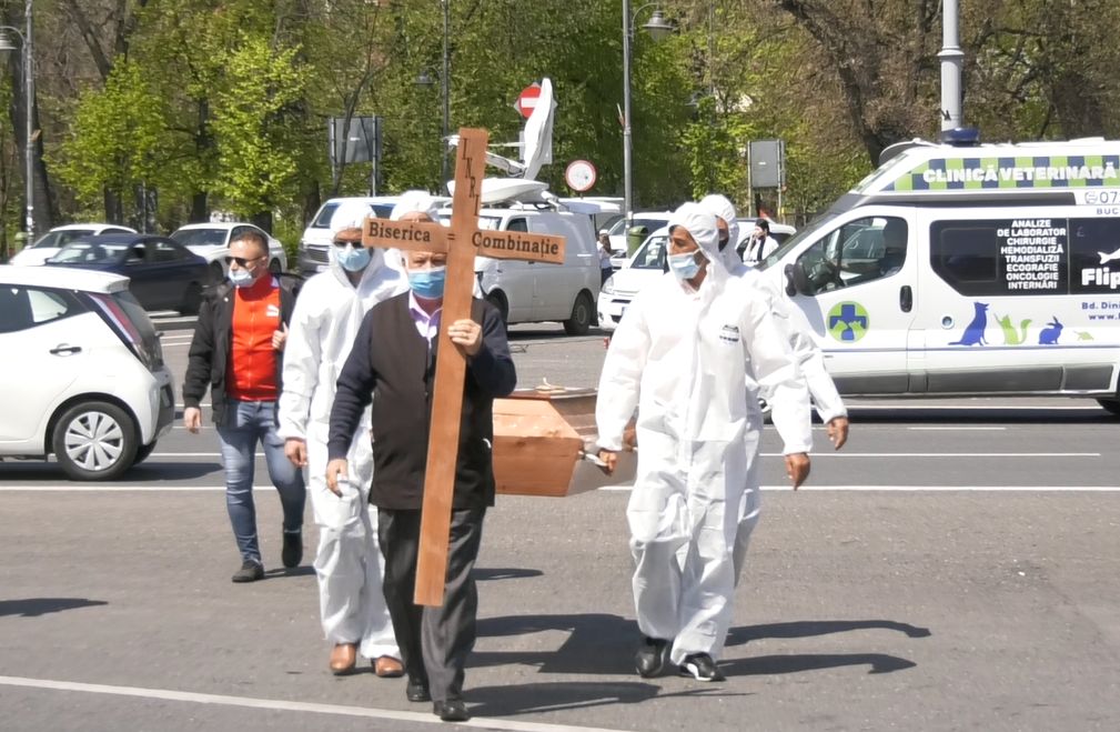 VIDEO | Dricuri, sicrie și cruci în fața Guvernului. Protestarii, supărați pe Arafat și BOR din cauza regulilor de înmormântare COVID-19 (REPORTAJ)