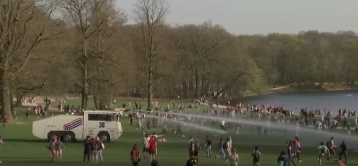 Protestatarii anti-restricții, prezenți la concertul „fals” de la Bruxelles, au fost răniţi în timpul unei operaţiuni de dispersare a mulţimii – VIDEO –