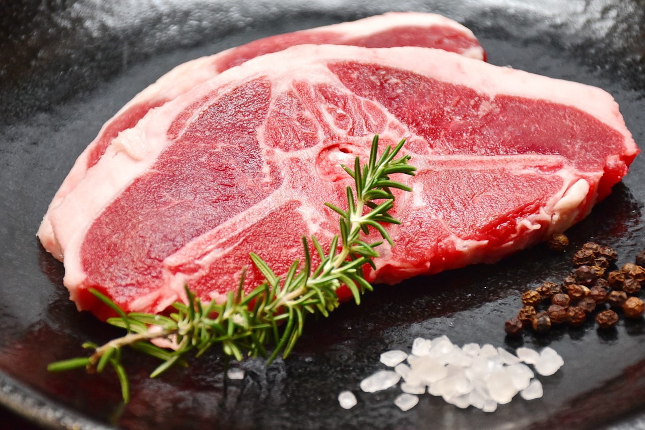 RECOMANDĂRI ANSVSA: Românii să cumpere carne de miel numai din locuri și spaţii autorizate. Unde se face sacrificarea mieilor