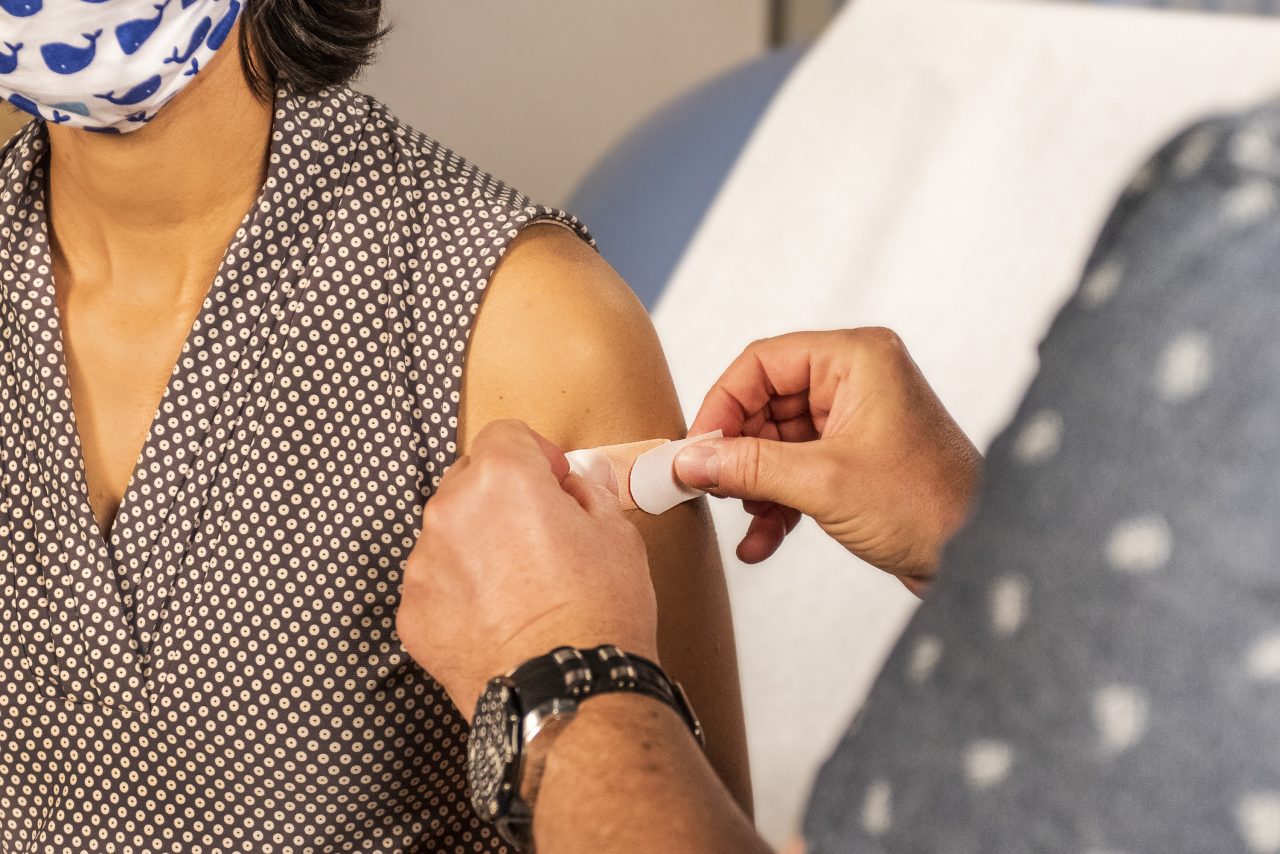 Care sunt simptomele care trebuie luate în considerare după administrarea vaccinului și vor necesita „sfaturi medicale rapide”