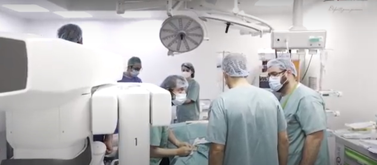 Chirurgia robotică, mai accesibilă în România decât peste hotare. Peste 1,2 milioane de intervenții chirurgicale au fost asistate de roboți în 2020