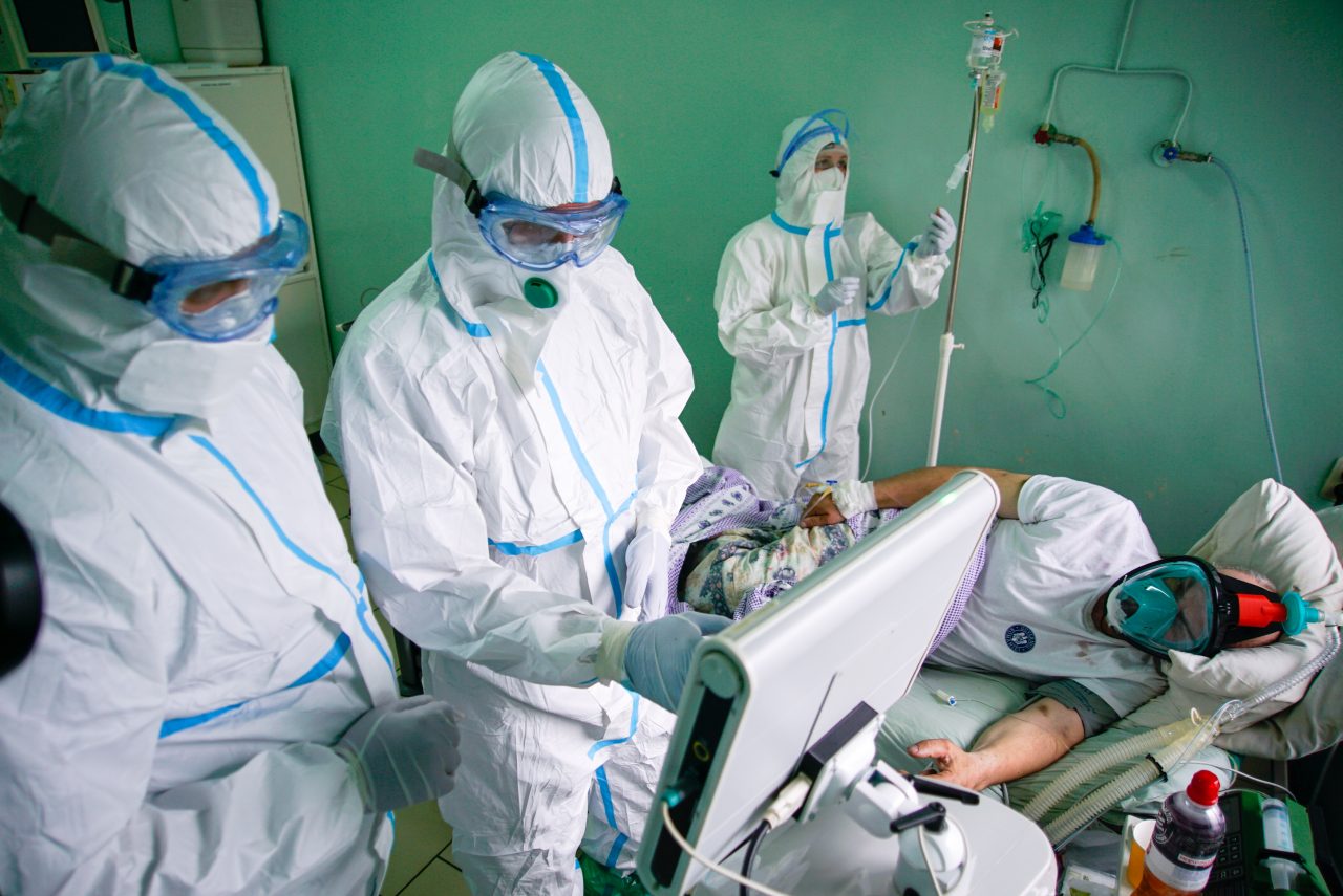 Pacient COVID decedat la spital, după ce a folosit un certificat fals de vaccinare. Avertismentul unui medic ATI din Sibiu