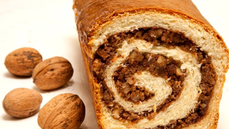 MASA DE PAȘTE: Producătorii de cozonaci se așteaptă la o revenire a vânzărilor de Paște, după un recul de 50% în 2020. Patiserii au pregătit 6,5 milioane de cozonaci