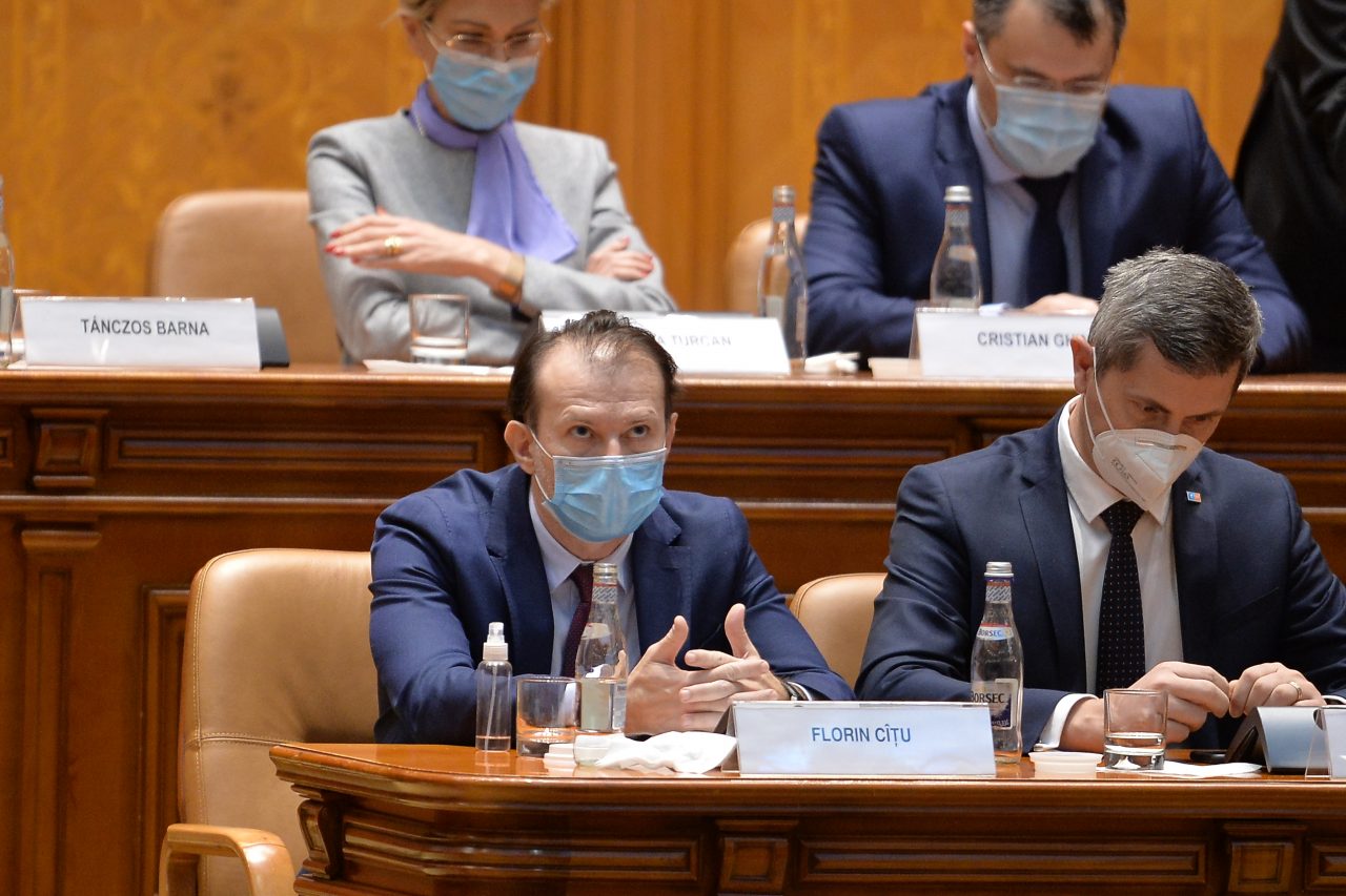 Noaptea cuțitelor lungi în coaliție. Florin Cîțu decide să țină ședința de Guvern fără USR-PLUS. Cioloș și Barna iau în calcul trei scenarii