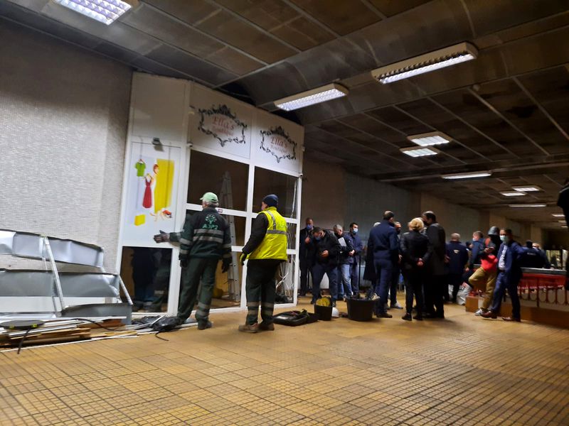 Continuă demolările magazinelor de la metrou, în Sectorul 6