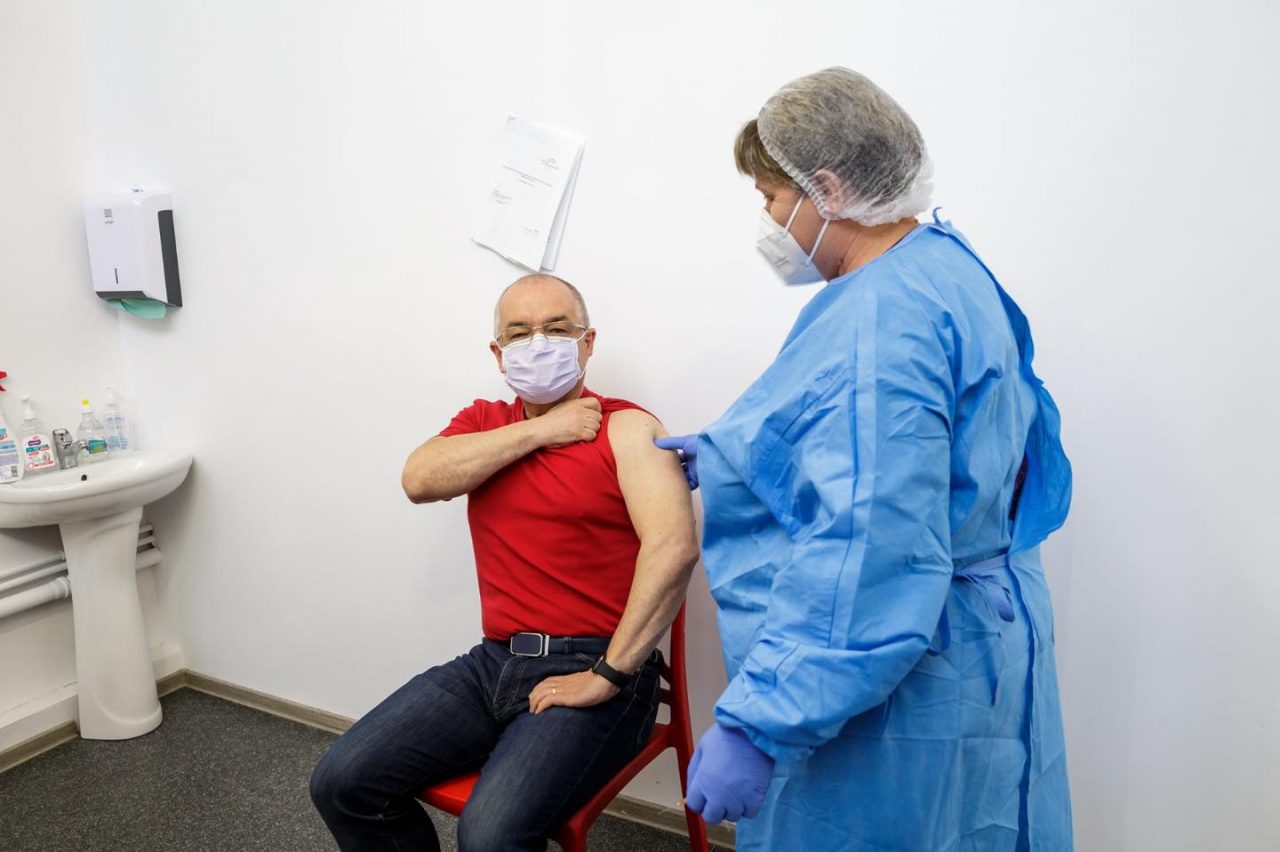 Emil Boc s-a vaccinat cu a doua doză de AstraZeneca: „Totul a evoluat normal”. Edilul a primit prima injecție din lotul cu probleme