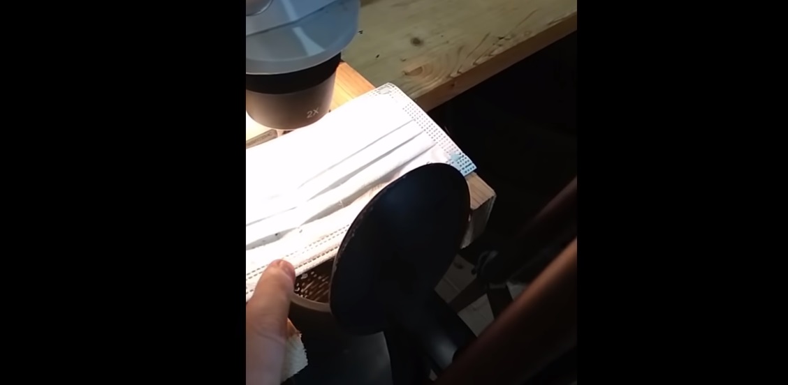 Fizicianul Cristian Presură a făcut un experiment prin care a demontat mitul viermilor din măști: „Nu sunt viermi și nici nanotehnologii”  – VIDEO